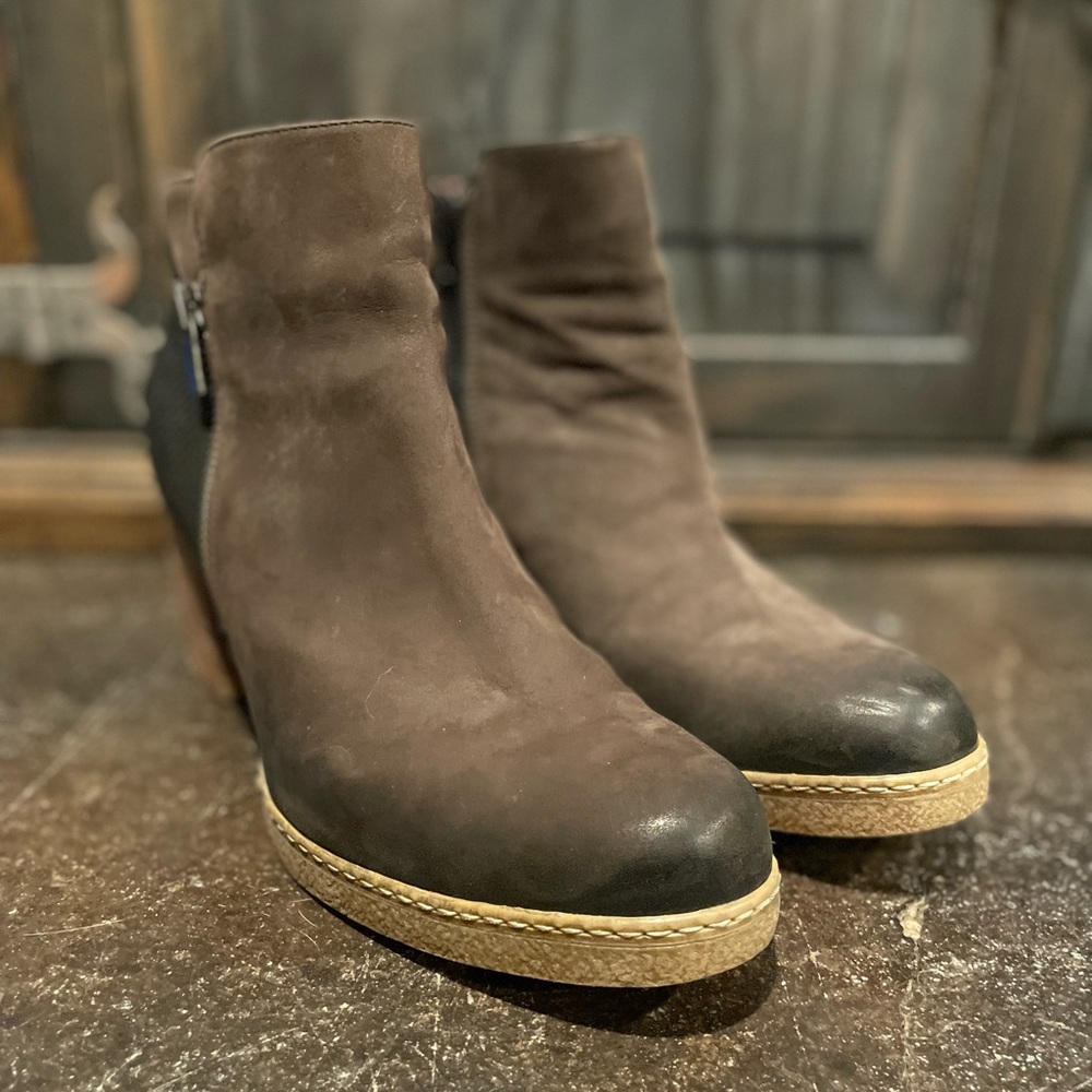 SUNDANCE Catalog Italy Womens Booties Boots brown leather block heel, sz 8